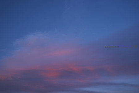 粉紫云海在深蓝天幕下缓缓流动