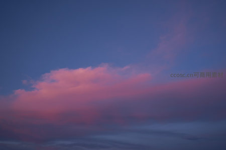 粉红云团在靛蓝夜空边缘绽放