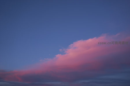 暮色染云霞，天空如画布般绚烂