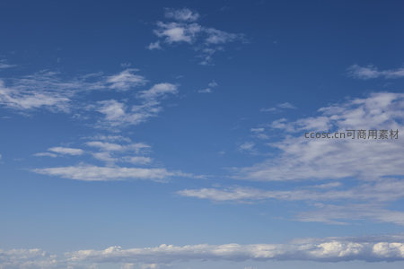 晴空万里，朵朵白云悠然飘荡