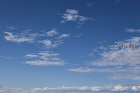 碧空如洗，薄云点缀天际线