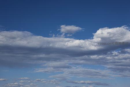 厚重云层横贯苍穹，气势恢宏