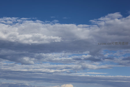 云海翻涌，蓝天隐约其间如画卷