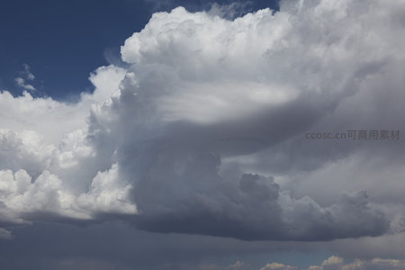 乌云压顶气势磅礴，雷雨将至天色暗