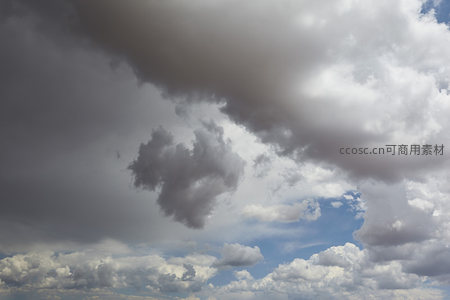 乌云密布的天空，预示着即将到来的暴雨。