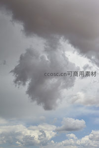 风暴前的云团，气势磅礴如巨兽压顶。