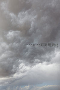 灰暗云海翻腾，天地间弥漫着肃杀之气。