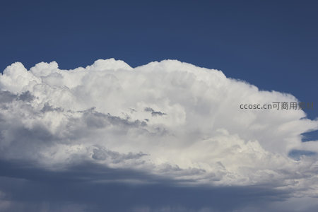 深蓝背景中翻滚的蓬松云层
