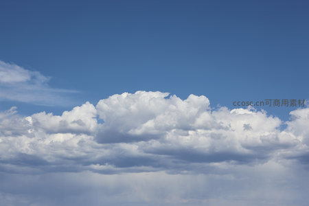 广阔蓝天上漂浮的洁白云团