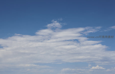 蔚蓝天空中飘浮的洁白云朵