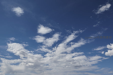深邃蓝天与轻盈云絮交织