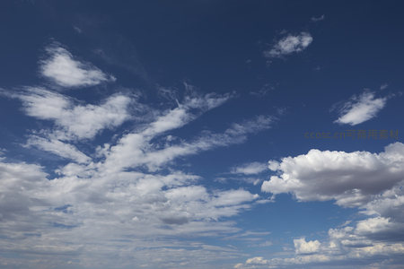 晴空万里云卷云舒如画卷