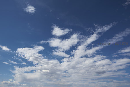 高远碧空中的流云飞絮