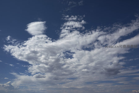 高远晴空下层叠变幻的云海