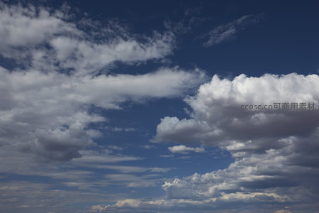 午后阳光穿透云隙洒落天际