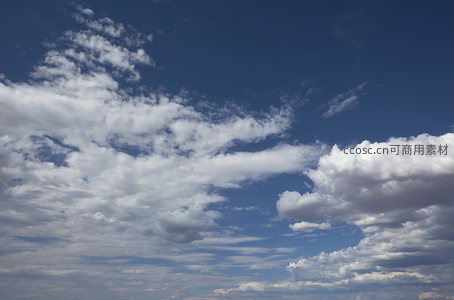 广阔苍穹里轻盈游弋的云絮