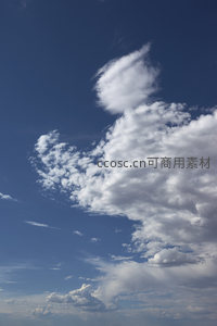 深蓝天幕上舞动的云之精灵