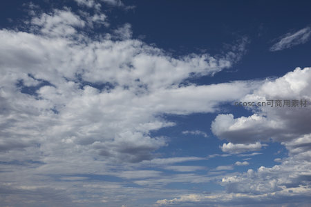 蓝天白云层叠如画，自然风光壮丽