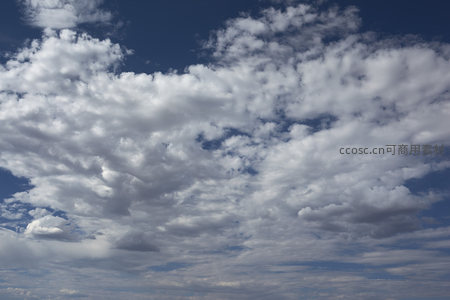 蓬松云海铺满苍穹，宁静致远