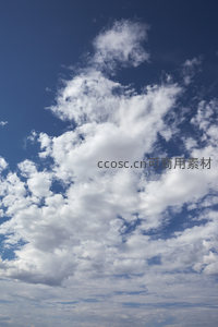 高远蓝天缀白絮，纯净无瑕