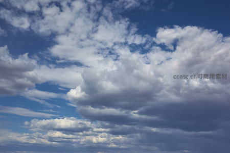 厚重积云聚成山峦，气势磅礴