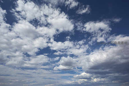 云海翻腾映碧空，天际如画展宏图