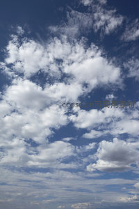 高空俯瞰云卷舒，苍穹无垠心自宽