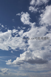 云絮轻舞碧落间，晴空如洗意悠然