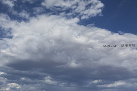 厚重云层压天边，风雨欲来景苍茫