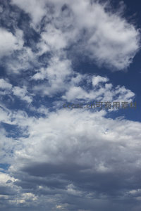 蓝天白云层叠变幻，自然风光壮丽