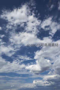 纯净蓝天映衬朵朵白云，清新宜人