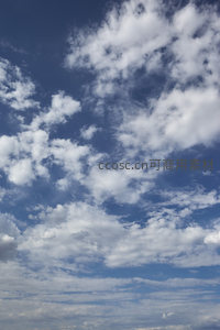 云朵悠然飘过湛蓝天空，诗意盎然