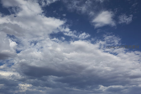 蔚蓝天空中飘浮的洁白云朵