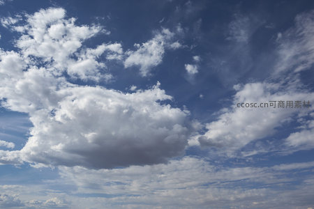 巨大云团悬浮于湛蓝天幕之上