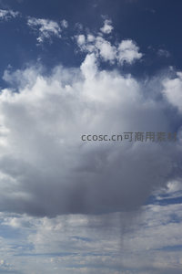 厚重云层下隐约可见降雨迹象