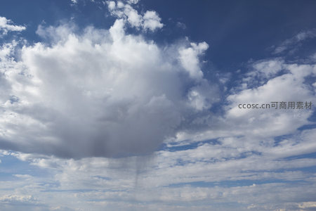 云朵飘逸如棉絮点缀晴空