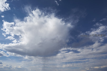 巨大积云悬浮于深蓝苍穹之上