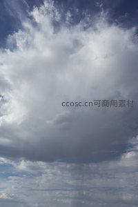 厚重云团笼罩天际预示风雨将至