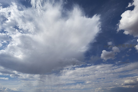 蓬松云朵如巨兽游弋于碧空之中