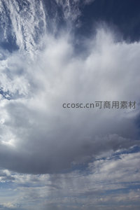 壮丽云海翻涌，蓝天为幕