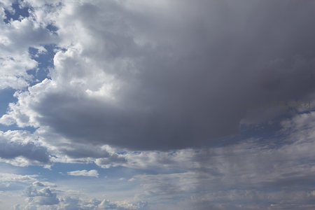 厚重乌云压顶，风雨欲来