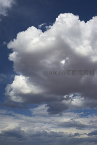 洁白云团高悬，晴空万里