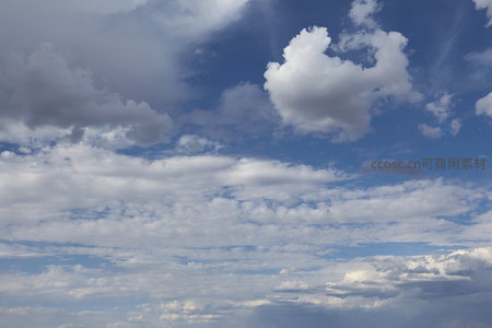 蓝天点缀朵朵白云，心旷神怡