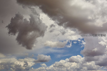 乌云压顶天色暗，雷雨将至风声紧