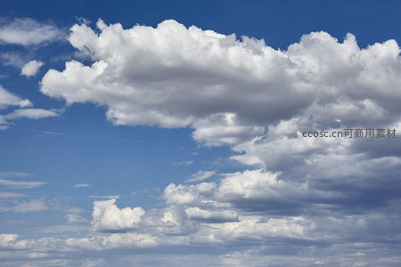 蓝天衬托大朵云，蓬松如棉景致美
