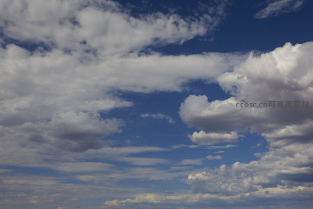 云卷云舒天际阔，蓝天白云任逍遥