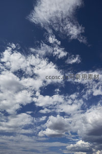 仰望苍穹云如絮，风轻日暖好时节