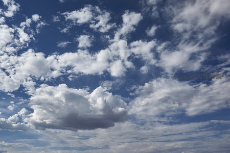 云海翻腾蓝天底，光影交织绘仙境