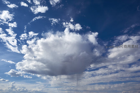 巨云压顶天欲雨，风云变幻瞬息间