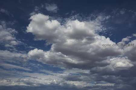 深蓝天空下蓬松洁白的云朵
